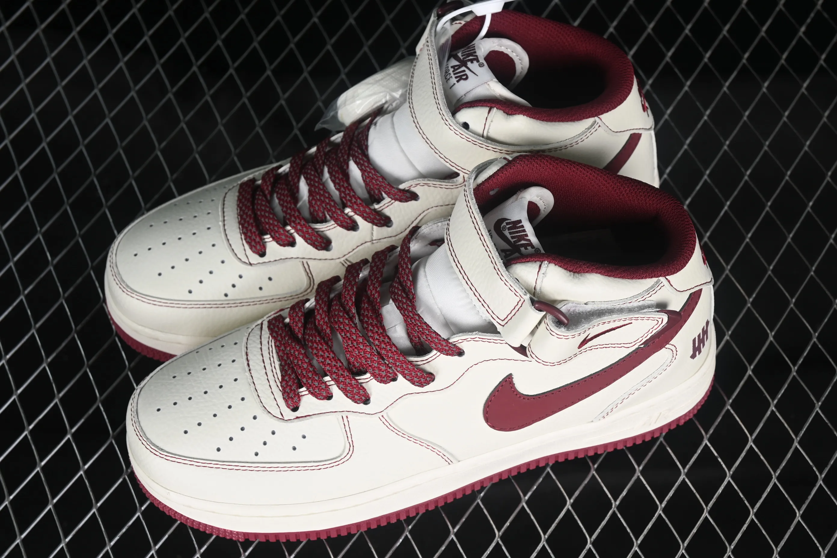 All categories Nk Air Force 1 Air Force series Nk Air Force 1 Mid Air Force mid-top Undefeated x Nk Air Force 1'07 Mid beige white red Air Force 1 mid-top casual sneakers UW2369-015